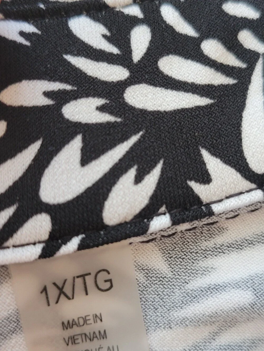 Tahari Liquid Knit Top 1x - Picture 8 of 11